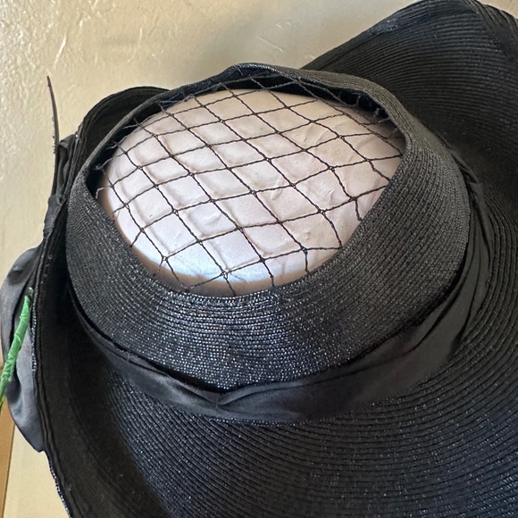 SENSATIONAL 1930s\' BLACK STRAW OPEN CROWN WIDE BRIM + FEATHER \